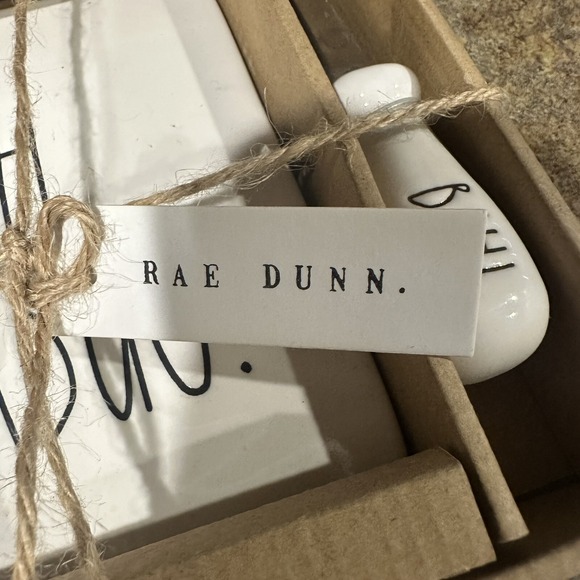 RAE DUNN Christmas Bah Humbug! Cheese Board and Knife Spreader Set NEW NIB - Picture 3 of 6